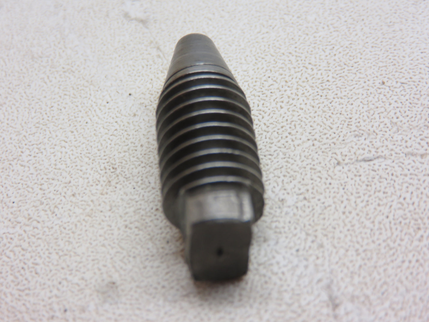 B1914R John Deere Set Screw For A, B, G, R, 50, 60, 70, 80, 520, 620, 720, 820