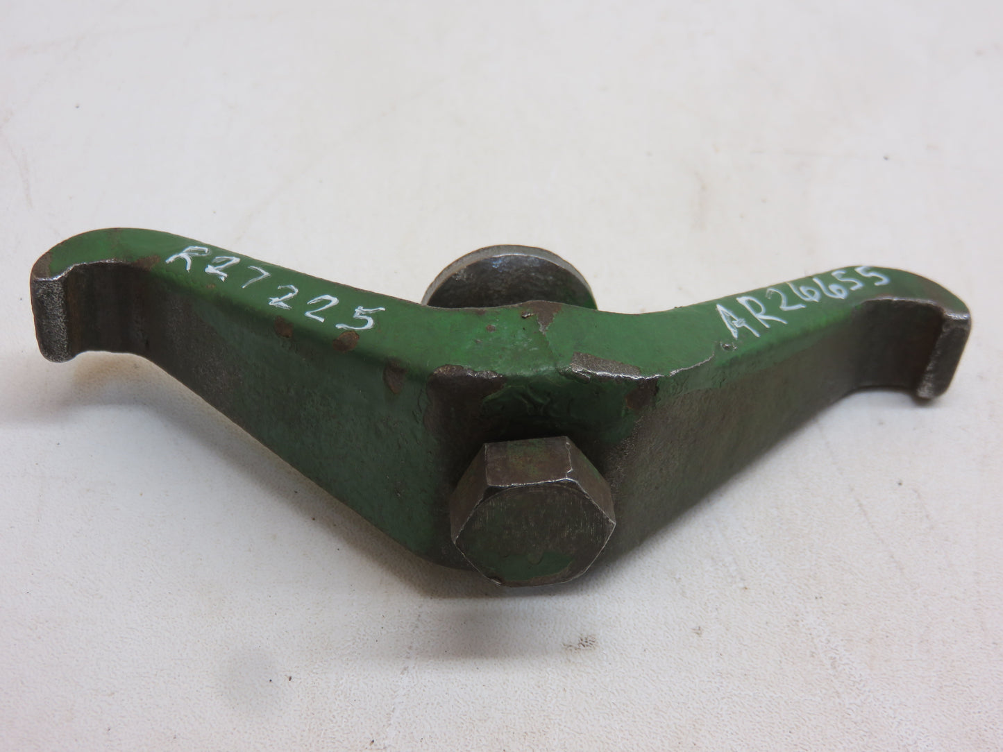 AR26655, R27225 John Deere Fuel Filter Clamp For 3010, 4010