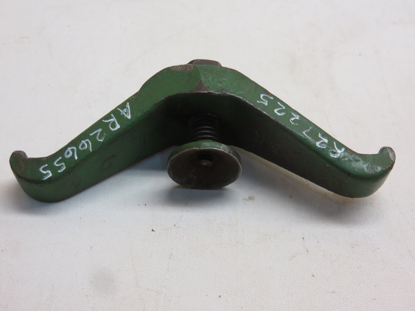 AR26655, R27225 John Deere Fuel Filter Clamp For 3010, 4010