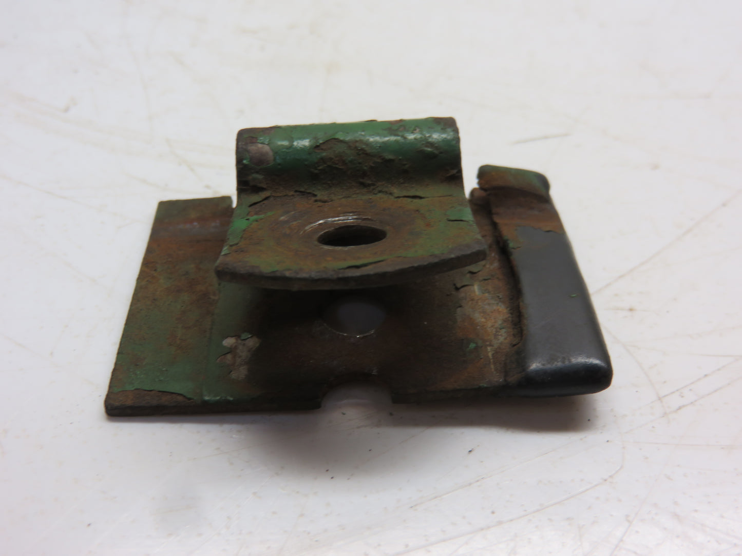 R27324 John Deere Hydraulic Line Clip For 3010, 3020, 4000, 4010, 4020, 4320