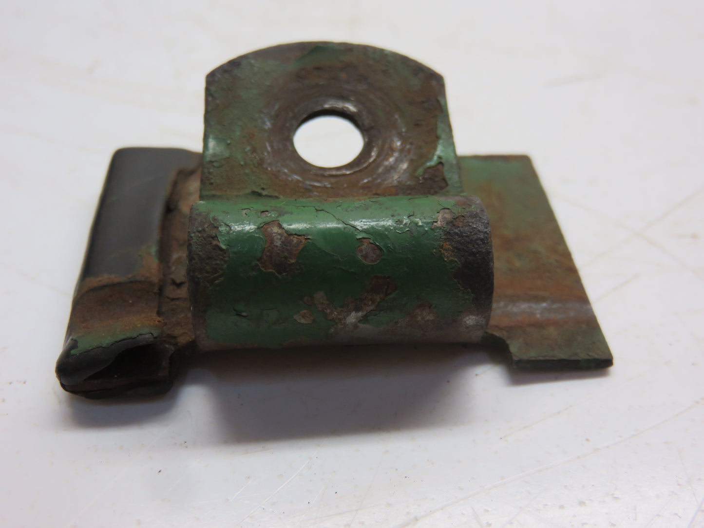 R27324 John Deere Hydraulic Line Clip For 3010, 3020, 4000, 4010, 4020, 4320