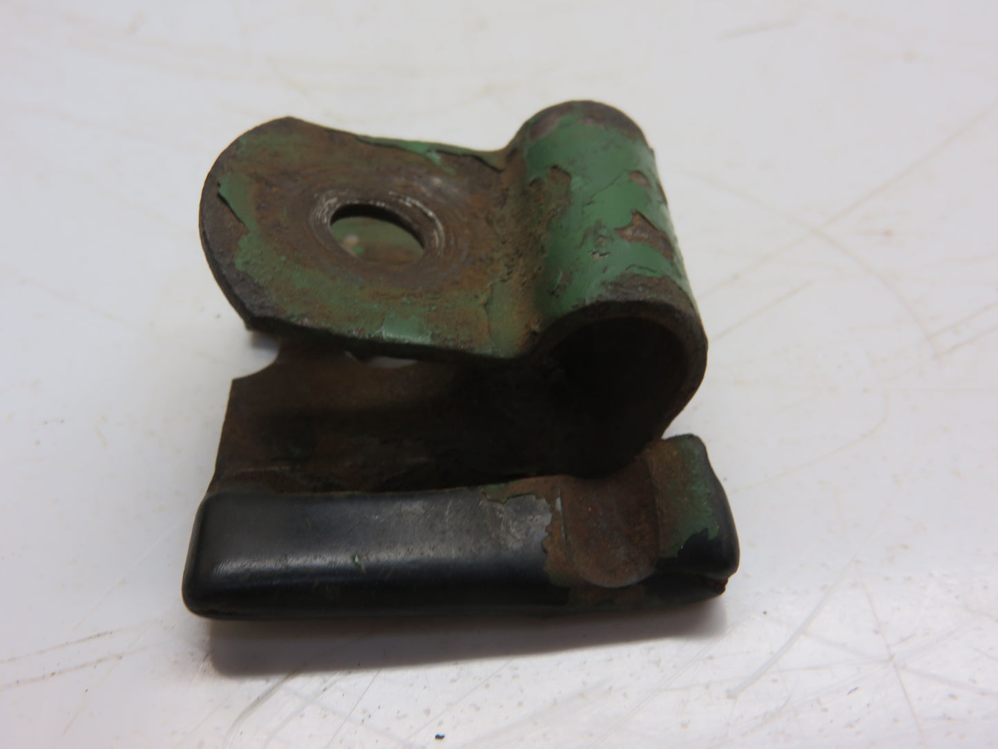 R27324 John Deere Hydraulic Line Clip For 3010, 3020, 4000, 4010, 4020, 4320