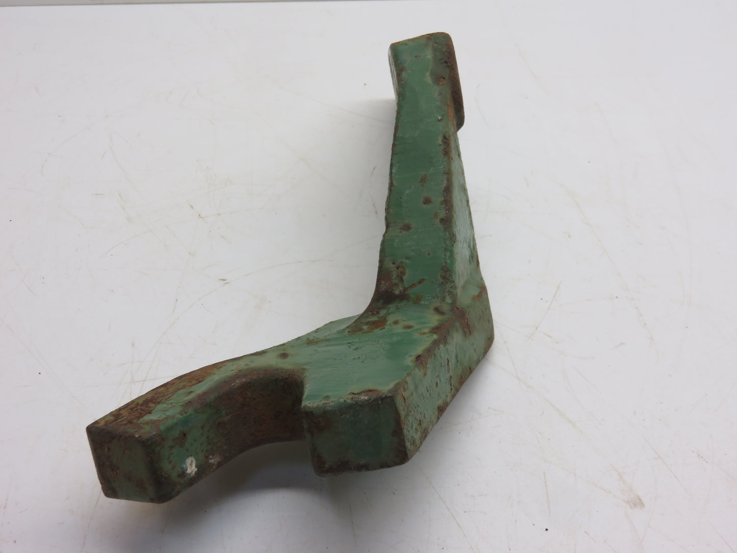 R32117 John Deere Right Hand Cylinder Hanger For 3010, 4010, 2510, 2520, 3020, 4020