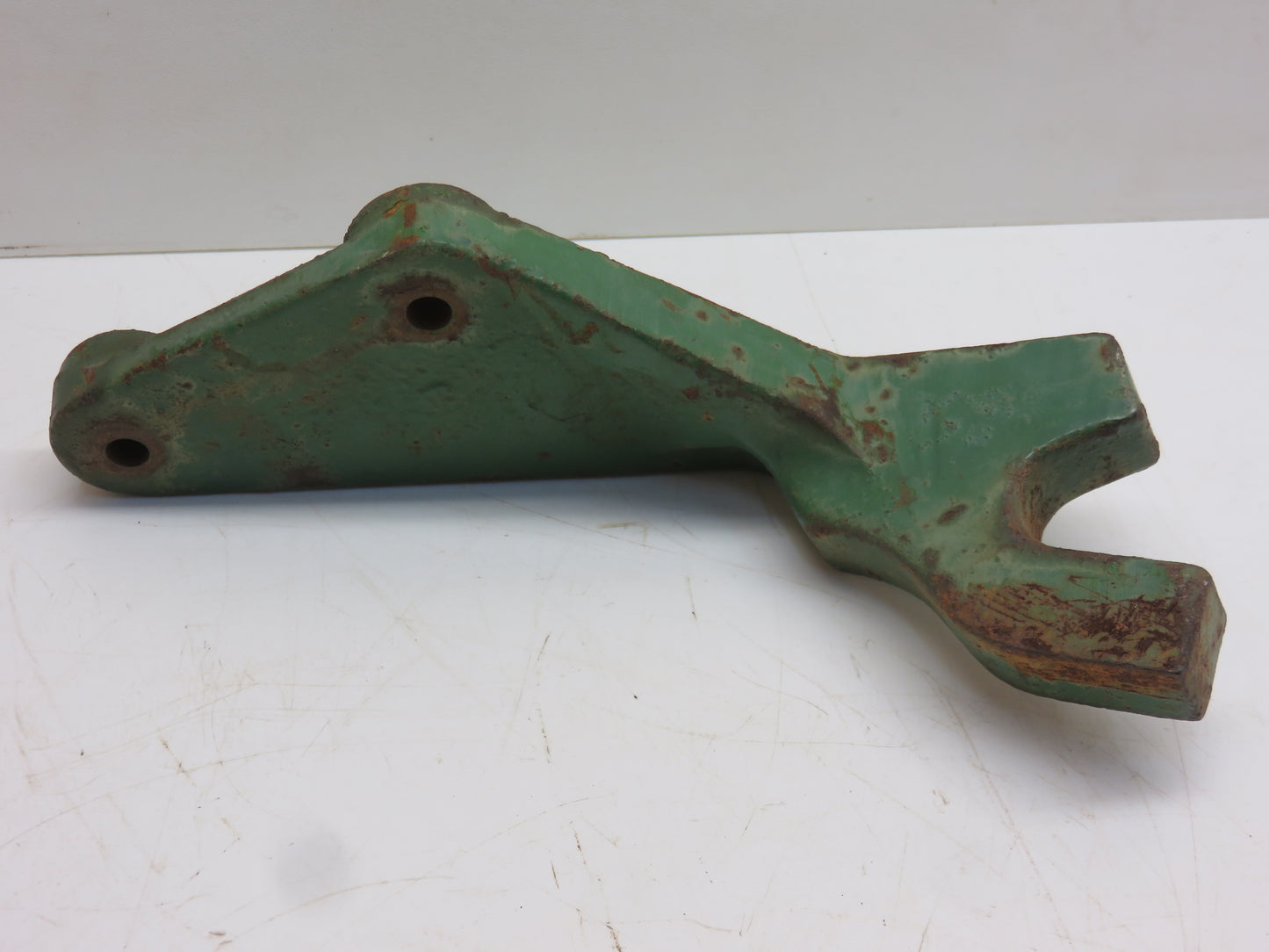 R32117 John Deere Right Hand Cylinder Hanger For 3010, 4010, 2510, 2520, 3020, 4020