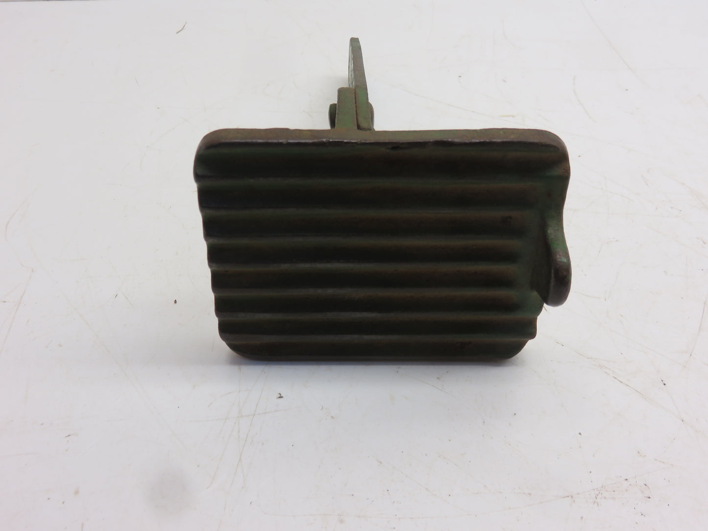 AR1866R, R2742R John Deere Brake Pedal With Latch For 820, 830