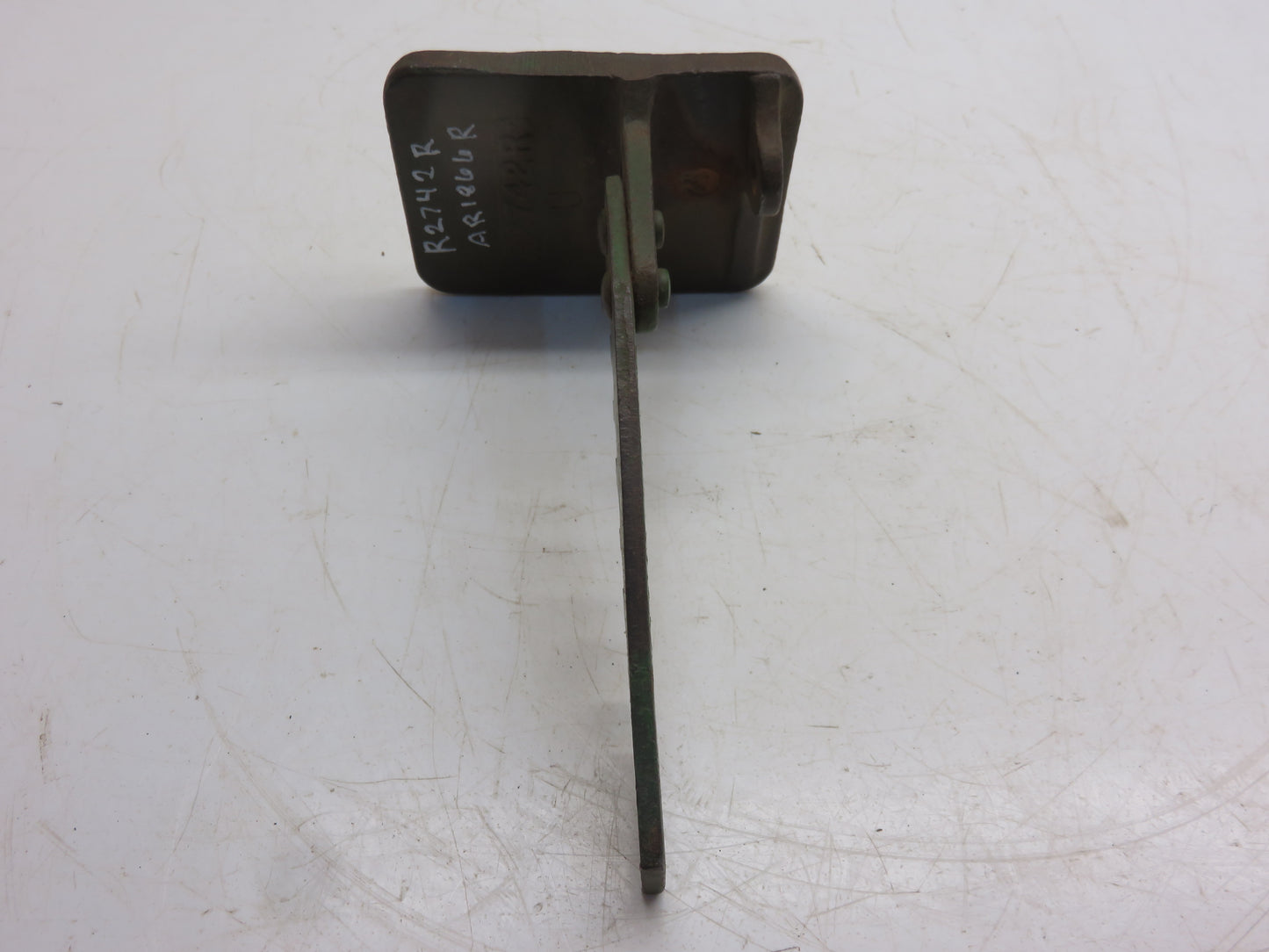 AR1866R, R2742R John Deere Brake Pedal With Latch For 820, 830