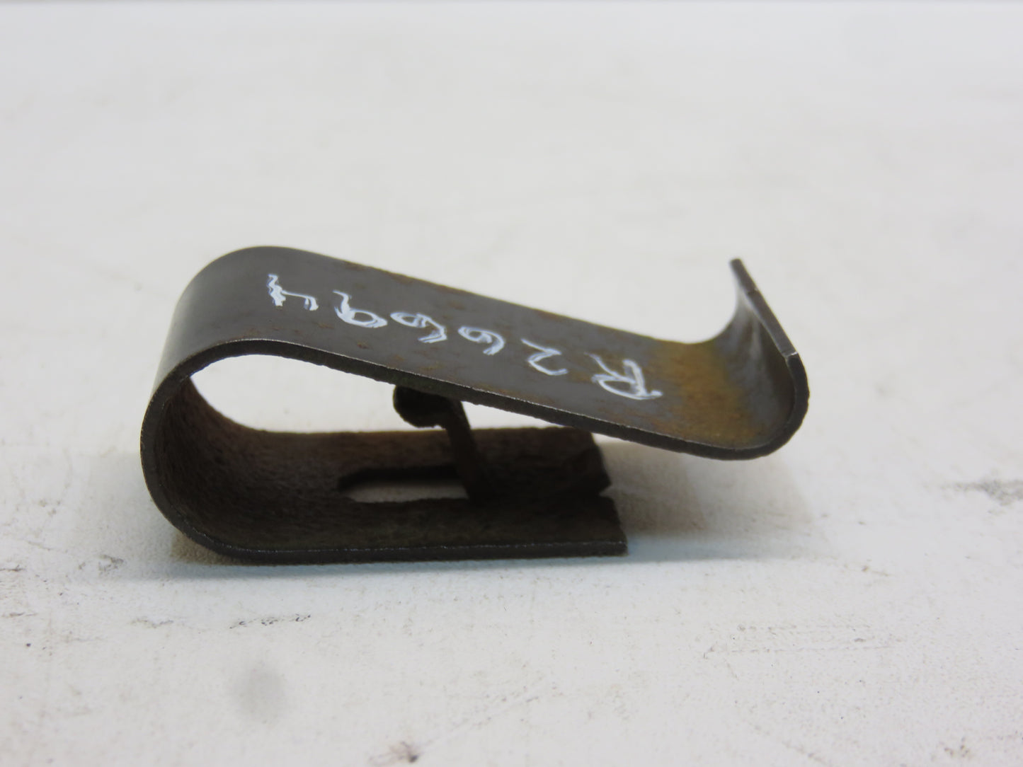 R26694 John Deere Front Side Panel Clip For 2510, 2520, 3010, 3020, 4000, 4010, 4020, 4320