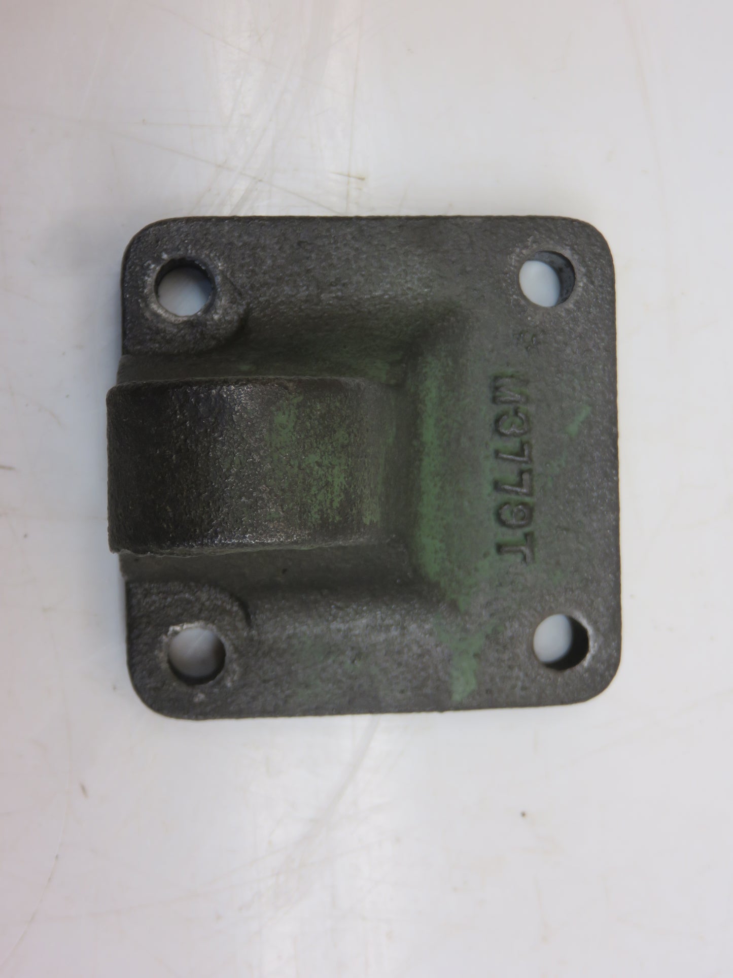 AM3466T, M3779T John Deere Reverser Pivot Shaft Bracket For 420