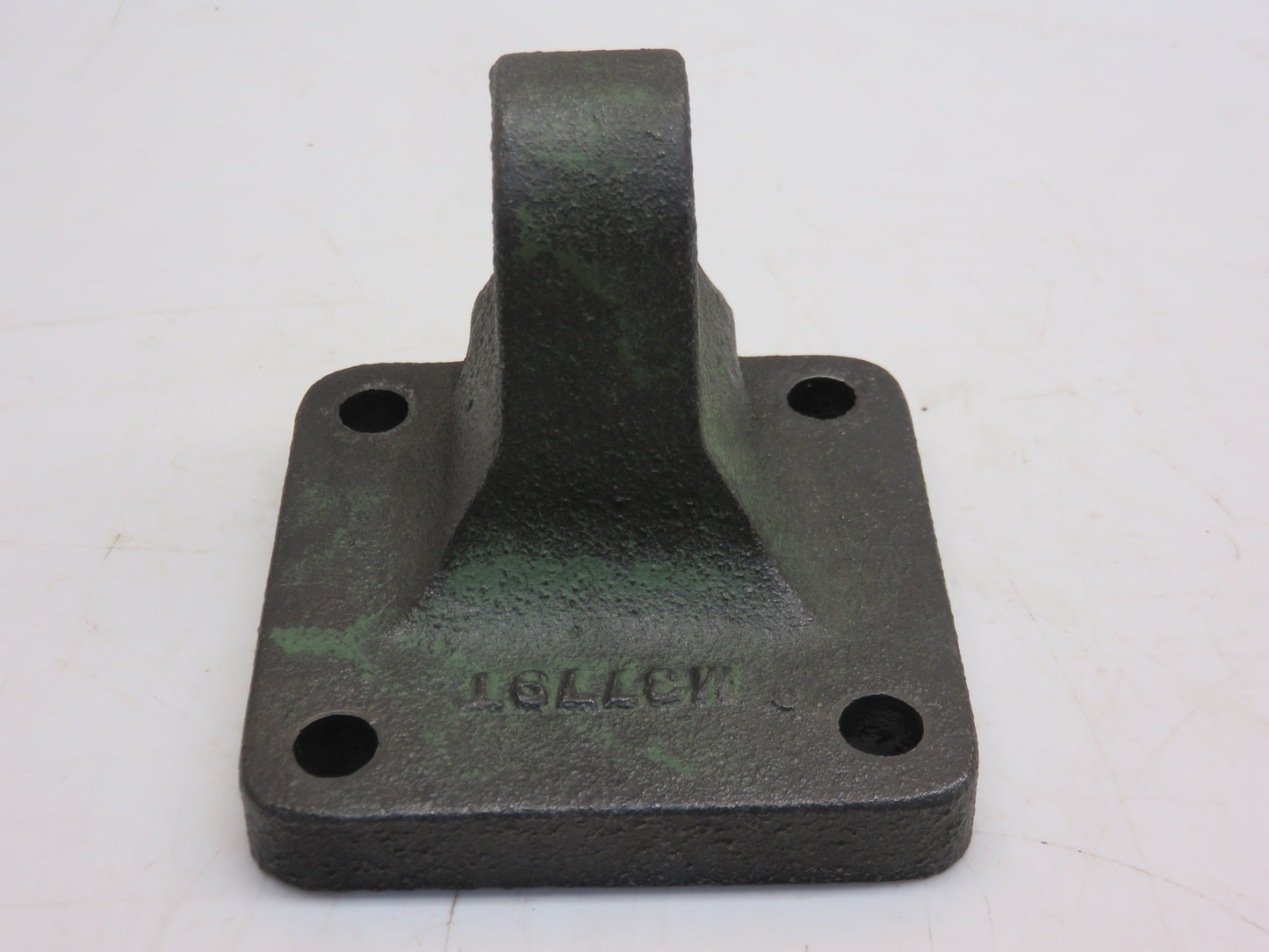 AM3466T, M3779T John Deere Reverser Pivot Shaft Bracket For 420