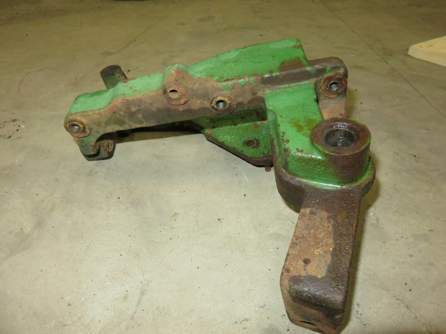 AR33384, R34335 John Deere Steering Support Bracket For 3020