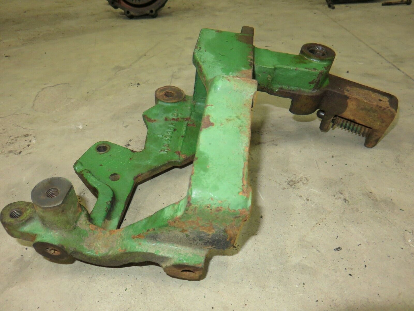 AR33384, R34335 John Deere Steering Support Bracket For 3020