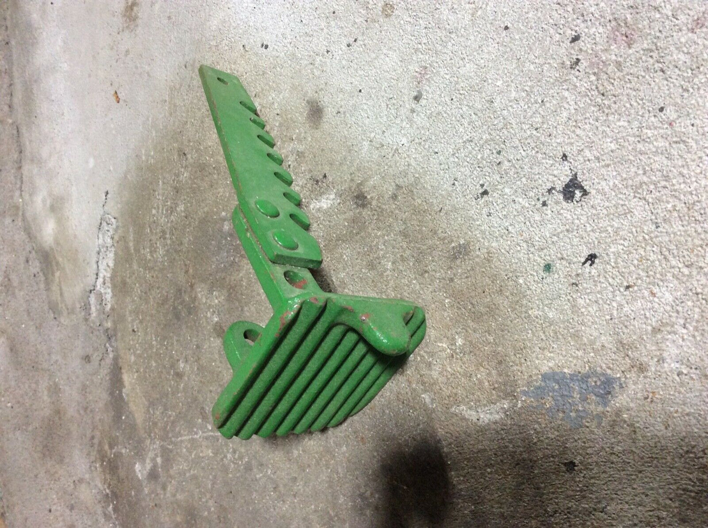 AR1866R, R783R John Deere Repainted Right Brake Pedal For R