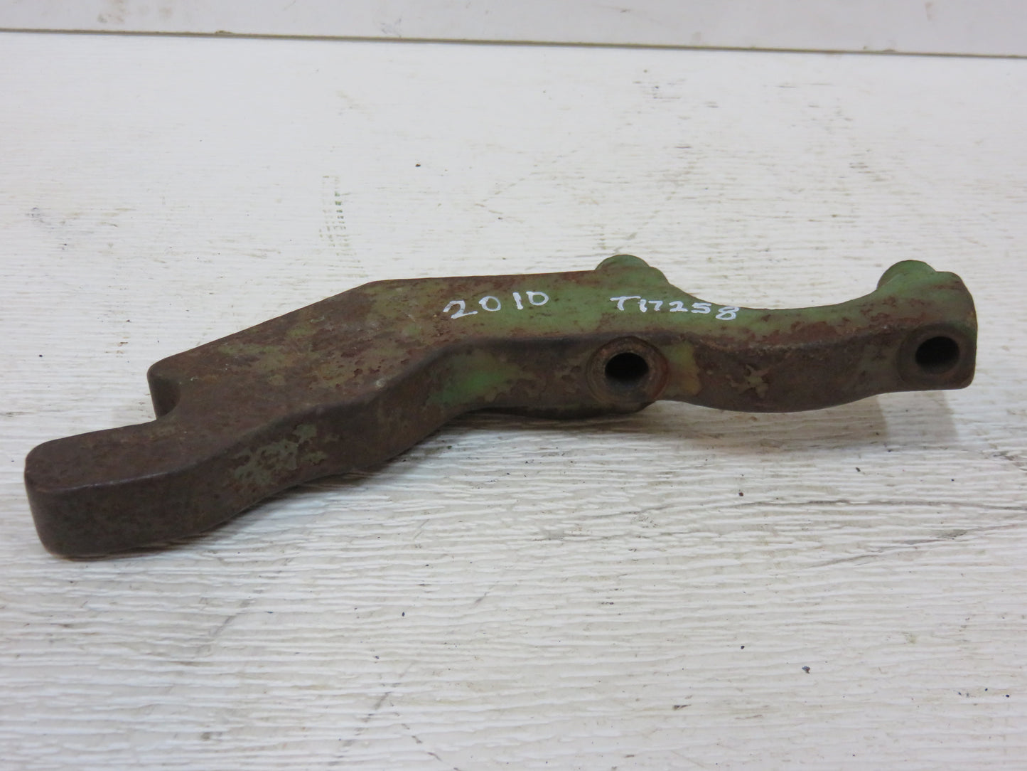 T17258 John Deere Cylinder Hanger For 2010