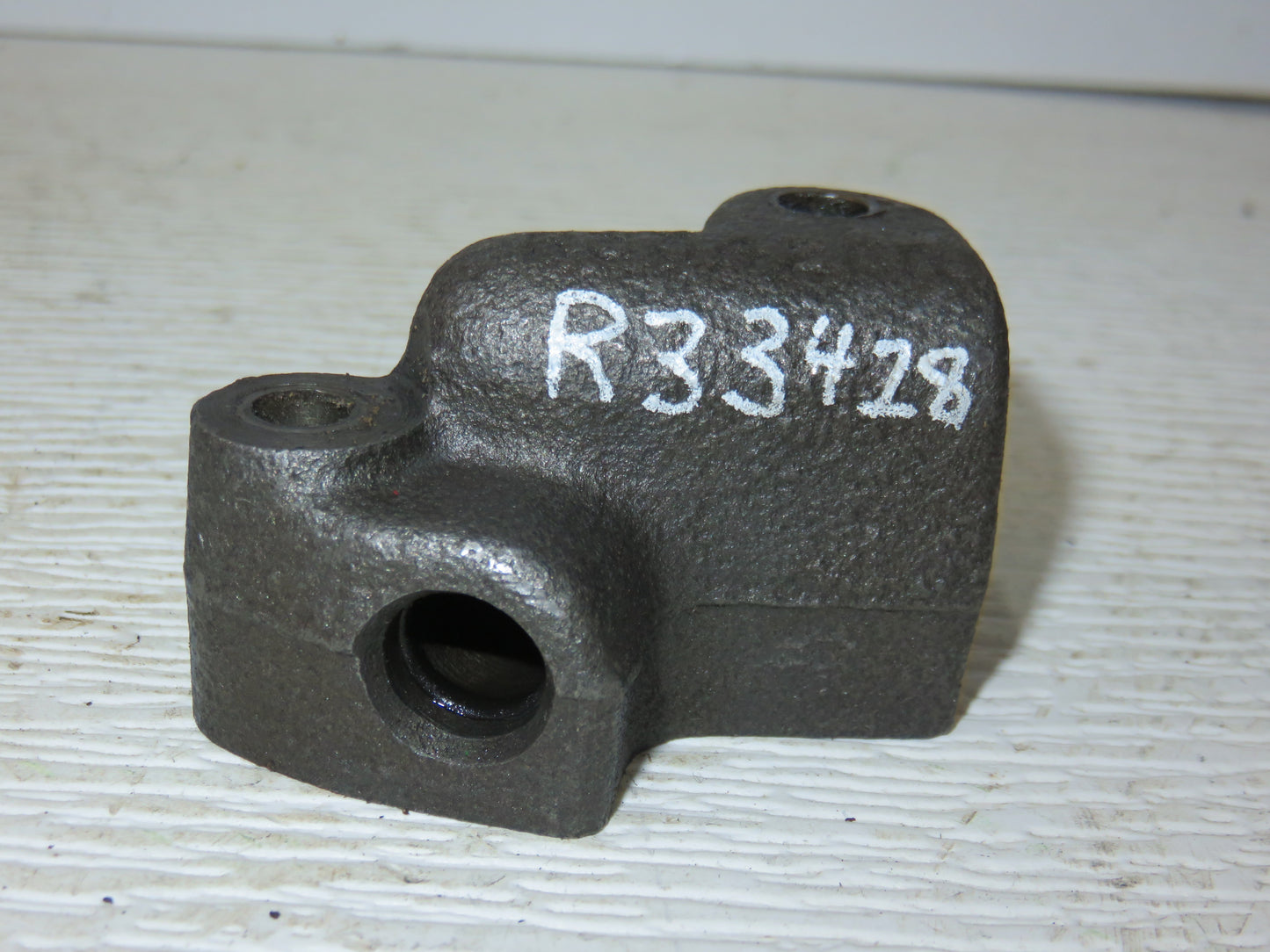 R33428 John Deere Transmission Oil Pump Pressure Tube Bracket For Synchro Range 2510, 3020, 4020