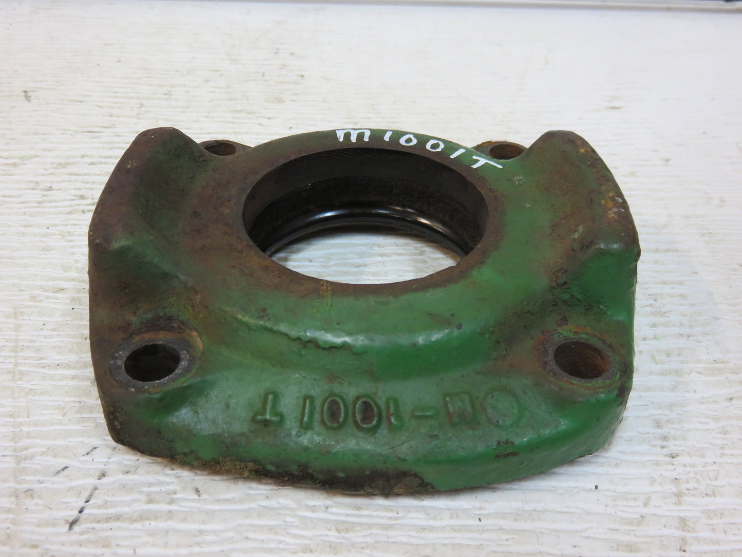 M1001T, AM972T John Deere Axle Bearing Quill For MT, 40, 420, 430, 435, 1010