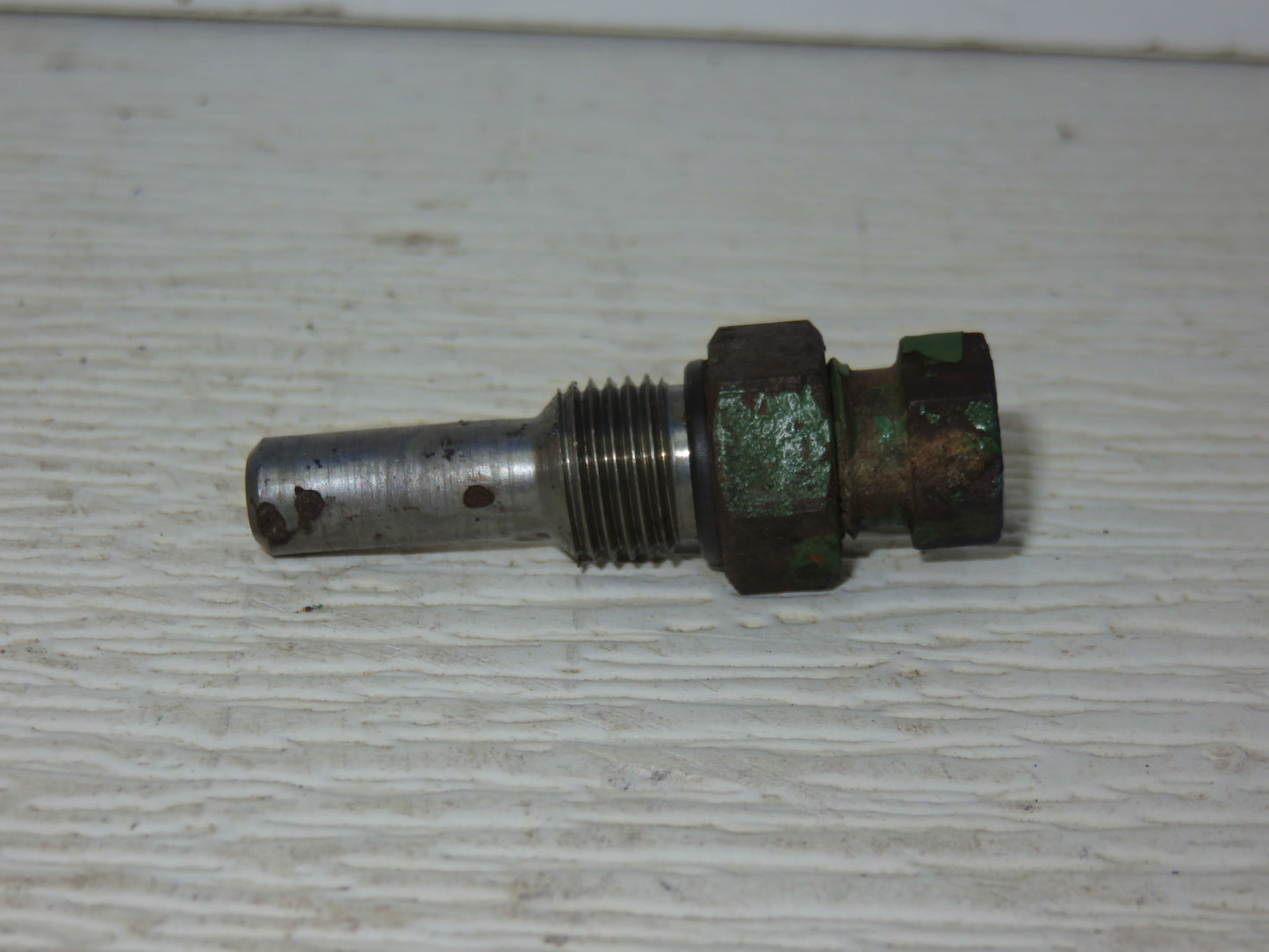 R27906, RE42567 John Deere Brake Bleeder Plug Fitting For 2510, 2520, 3010, 3020, 4000, 4010