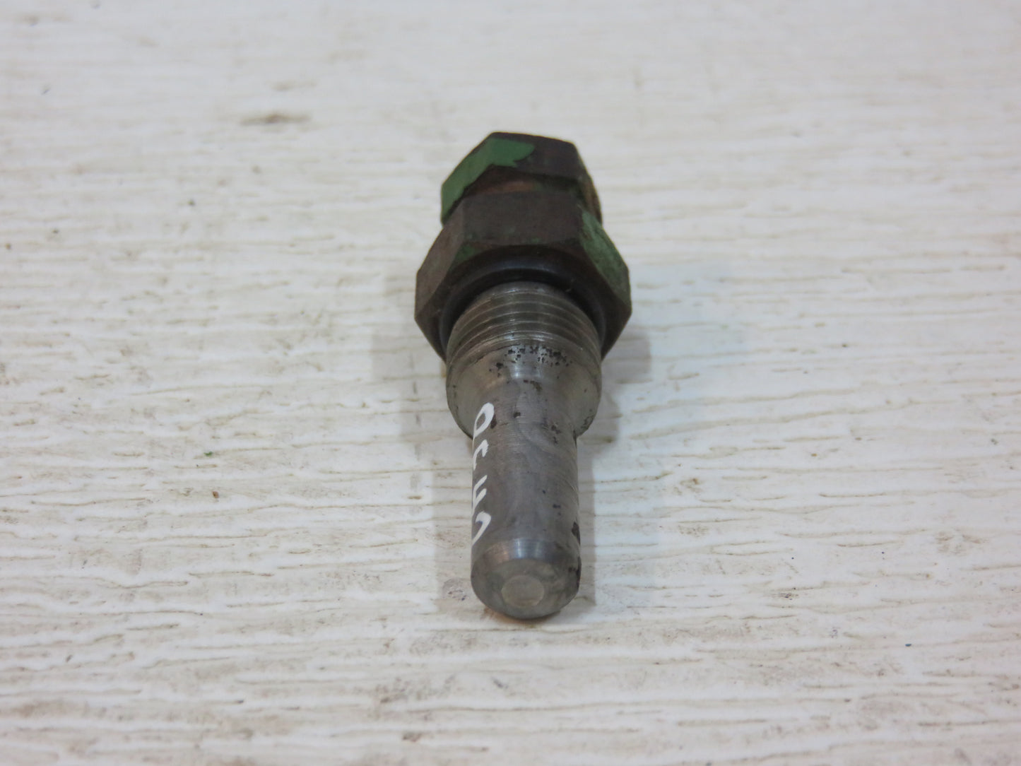 R27906, RE42567 John Deere Brake Bleeder Plug Fitting For 2510, 2520, 3010, 3020, 4000, 4010