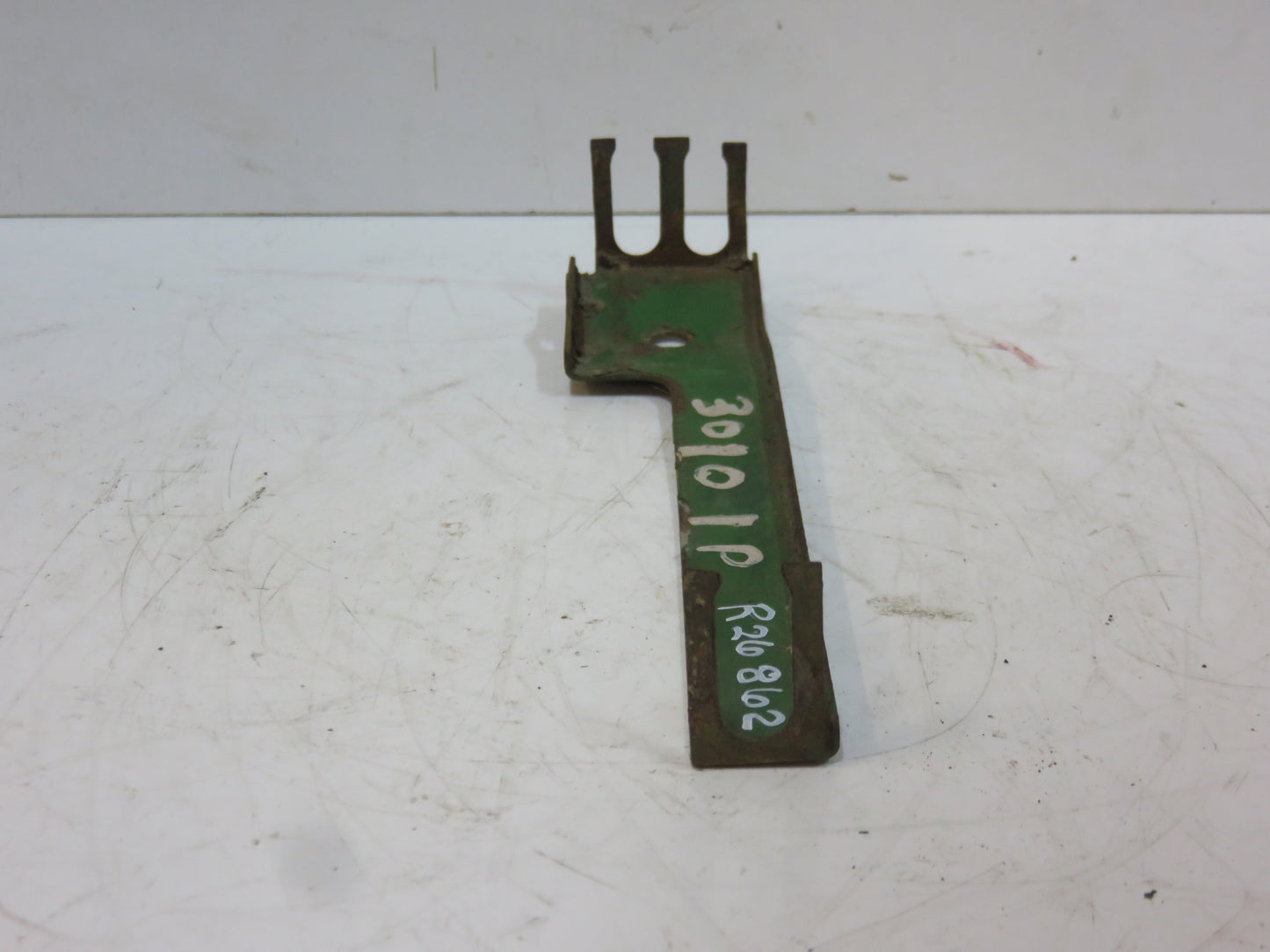 R26862 John Deere Spark Plug Wire Bracket For 3010, 4010, 3020, 4000, 4020, 4230