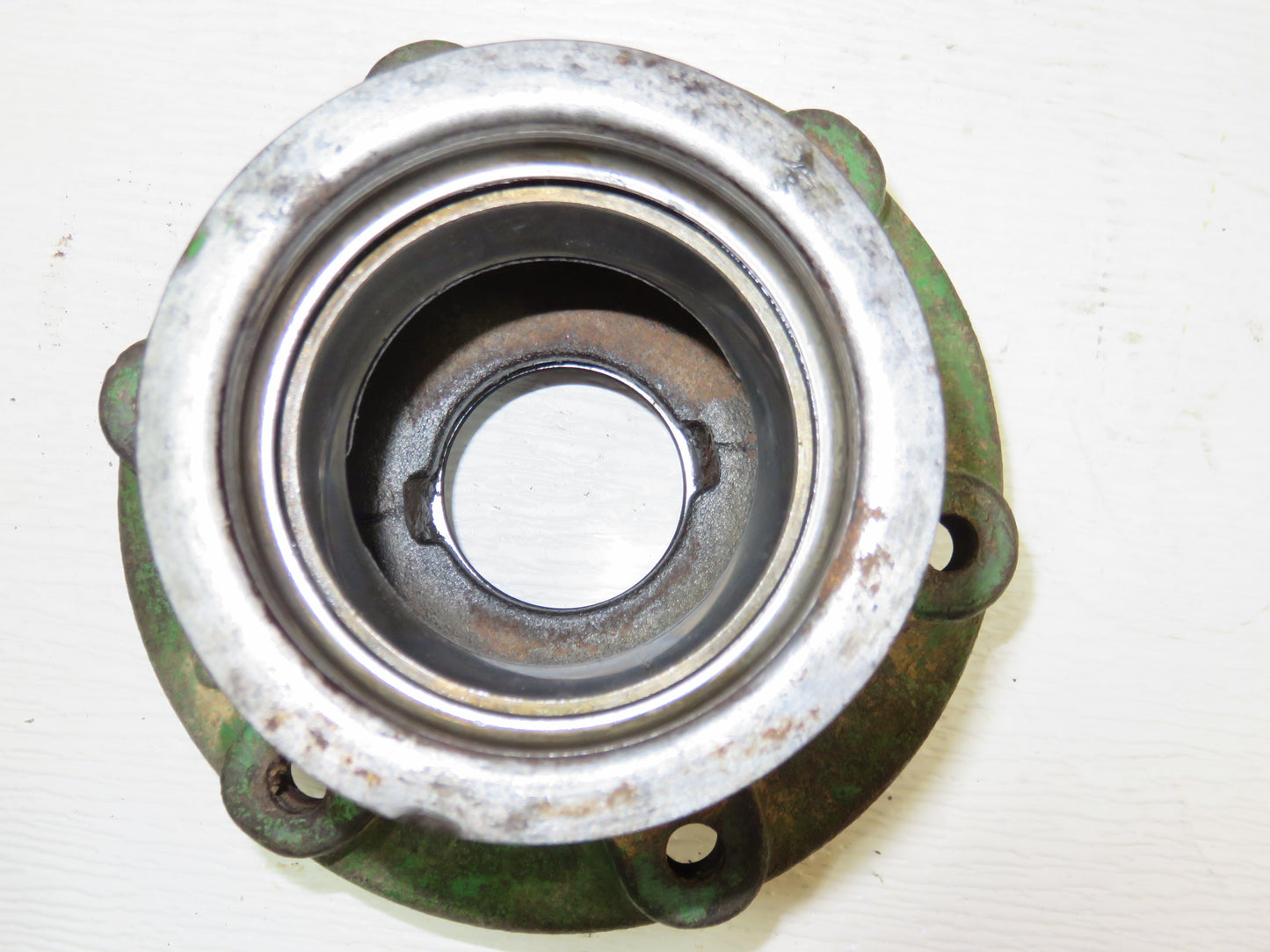 R26631, R48763 John Deere Hub For 1520, 2510, 2520, 3010, 3020, 4000, 4010, 4020, 4320