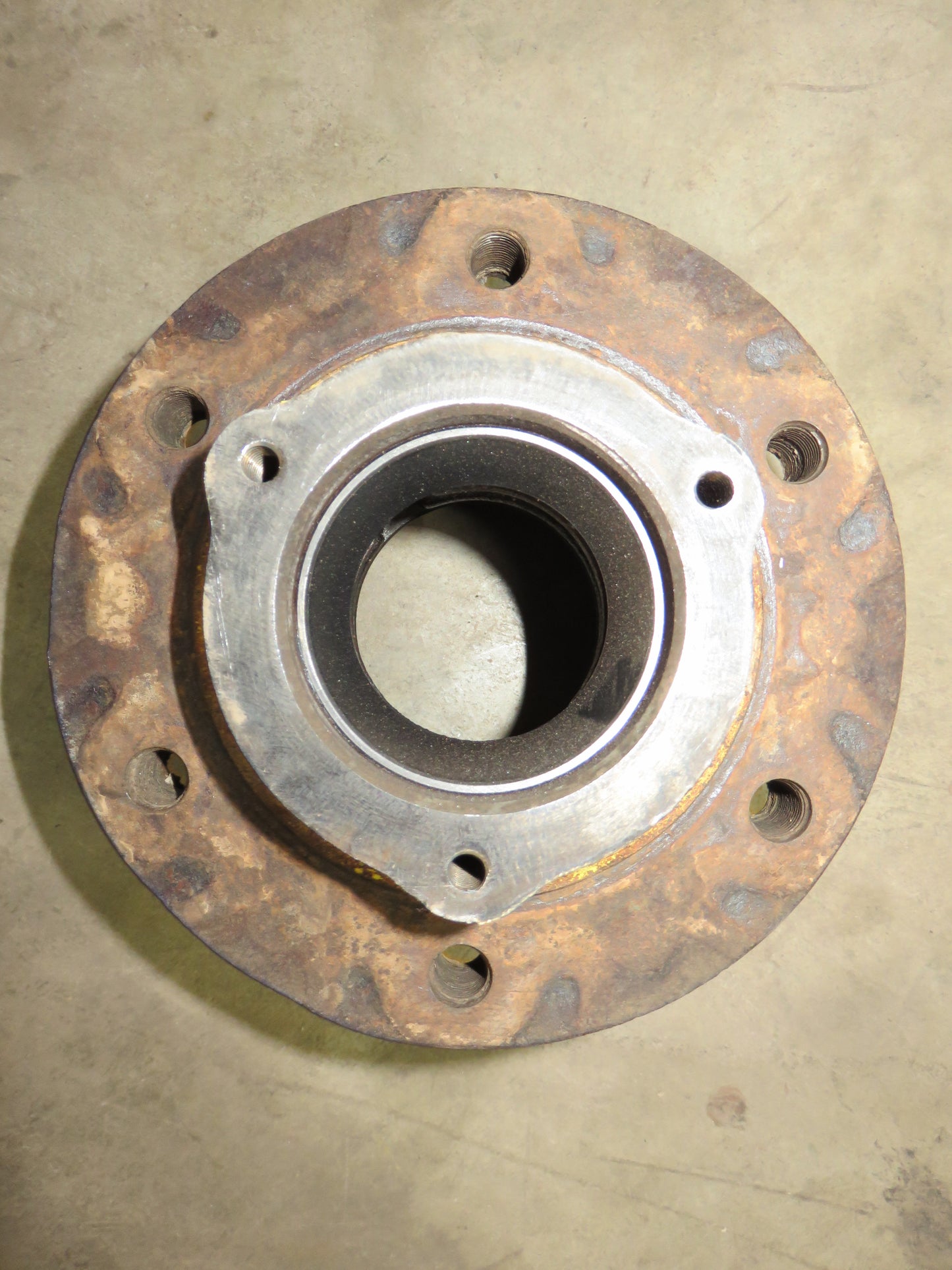 R26631, R48763 John Deere Hub For 1520, 2510, 2520, 3010, 3020, 4000, 4010, 4020, 4320