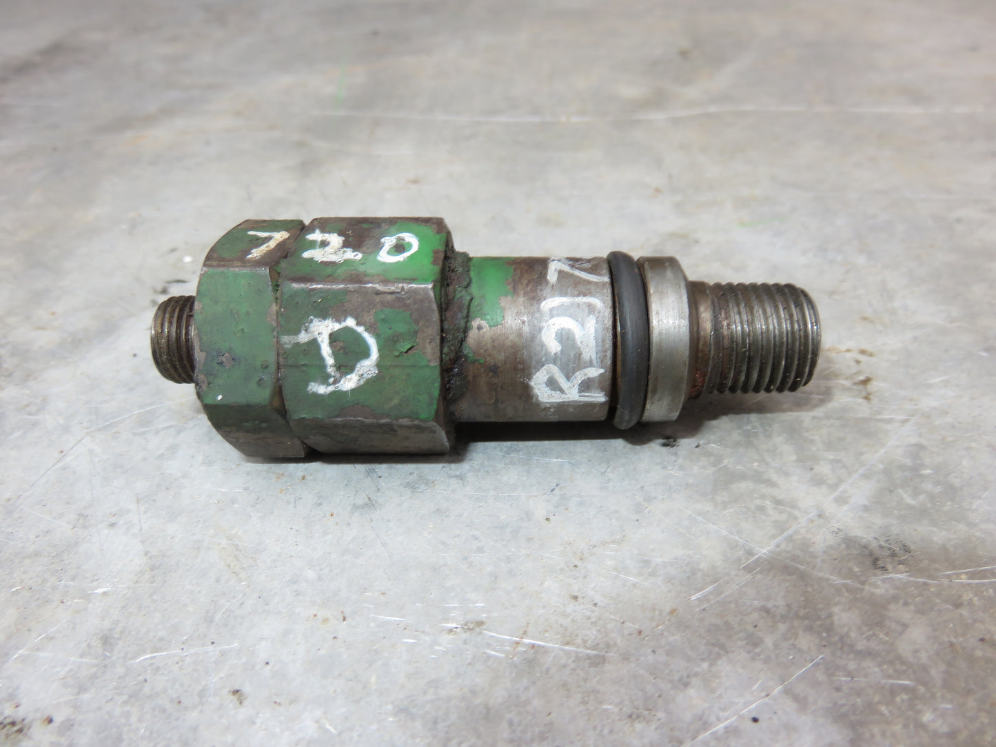R21725R John Deere Injection Pump Pressure Relief Valve For 720, 730, 830, 840
